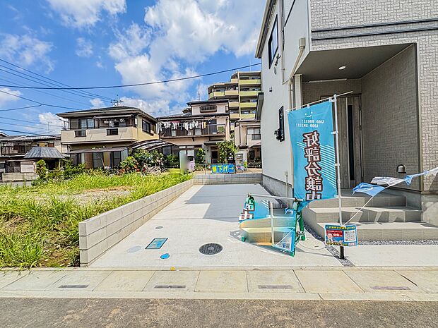 A号棟【駐車場】毎日の生活にマイカーが必須という方は、購入を検討する際、駐車場があることは大事な条件です。毎日の通勤や家族の送迎、買い物やお出かけなどクルマのある暮らしを満喫したい方は要チェ…