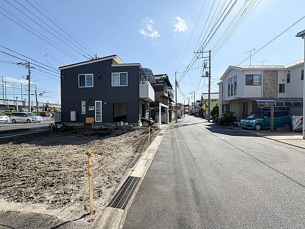 【前面道路】陽当りや通風性など各所に施された工夫で住みやすさを実現。部屋の大きさや周辺環境・街並など、資料には掲載していない情報が現地にはたくさんございます。是非ご確認下さい。