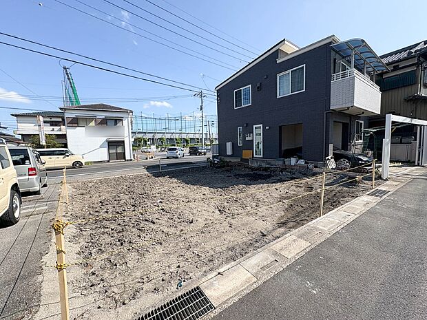 【現地外観】堂々たる趣ながら、主張し過ぎずどこか余裕を感じさせるシャープなフォルムで佇む邸宅は、晴天の空と照らし合わせる事で、本来あるべき完成形の姿を見せてくれます。