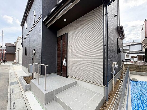 C号棟【玄関】家の顔となる玄関は、高いデザイン性が求められます。高級感と断熱性、防犯性に優れた玄関ドアを標準装備。ピッキング対策のセキュリティサムターン等、防犯に考慮しました。
