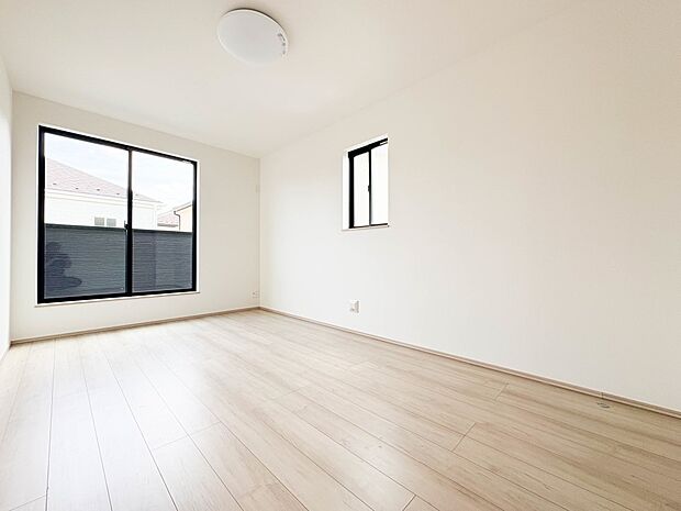 C号棟【寝室7.5帖】シンプルな内装はおしゃれのポイントです。シンプルは華美より飽きがこないからです。色や模様でおしゃれ感をだす。それがシンプルイズビューティーです。