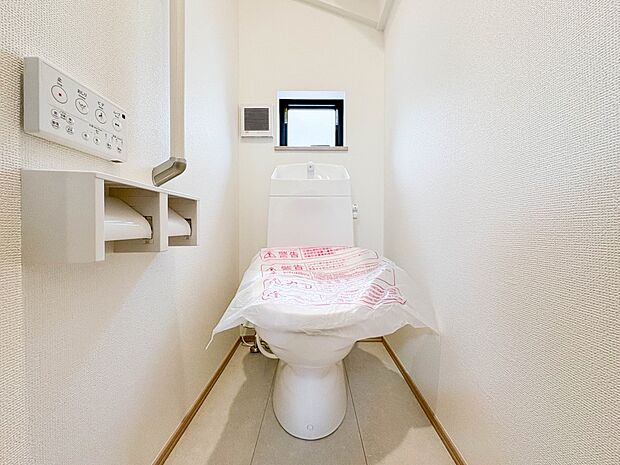 C号棟【トイレ】ウォシュレット付。快適で衛生的な洗浄機能付温水シャワートイレです。