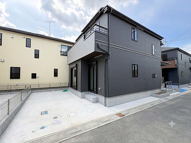 C号棟 家の前をまっすぐの通りが走っている。クルマは少なく、人々は毎朝、ウォーキング、ジョギング、犬の散歩など、フリーな朝時間を過ごしている。