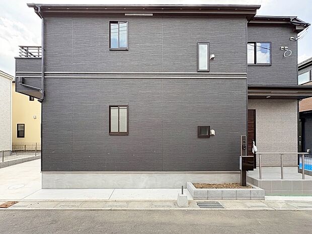 C号棟【ひとつ先の住み心地】家族の温かさと陽光の暖かさ、楽しい毎日と明るい未来を予感させる「空間が織り成すひとつ先の住み心地」を演出します。