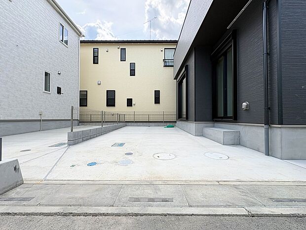C号棟【　駐車場　】  戸建ての購入を検討することになったきっかけに「駐車場を持てること」を挙げる方が多くいらっしゃいます。駐車場代金を支払続ける必要がないことは、駐車場付き戸建を持つ最大の…