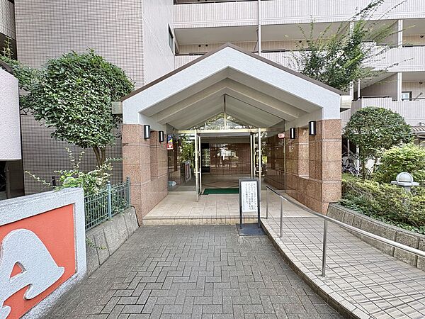 【エントランス】その住居の第一印象となるのがエントランスホールです。訪問されたお客さまをやさしくお迎えします。エントランスホールは、いわば住居の顔です。