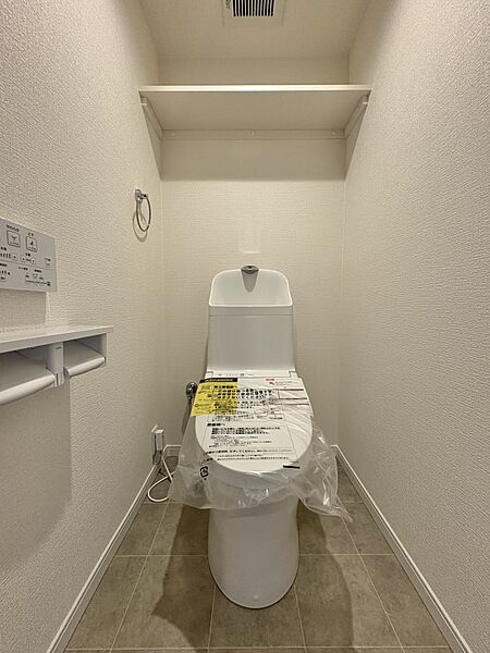 【トイレ】トイレ・ウォシュレット付。快適で衛生的な洗浄機能付温水シャワートイレです。