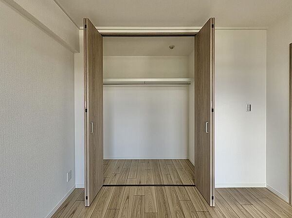 たっぷりのクローゼット収納。