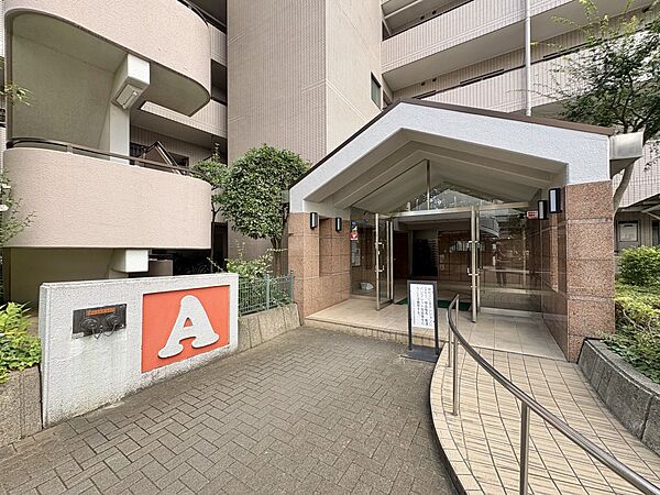 【エントランス】落ちついた外観にマッチしたエントランス。