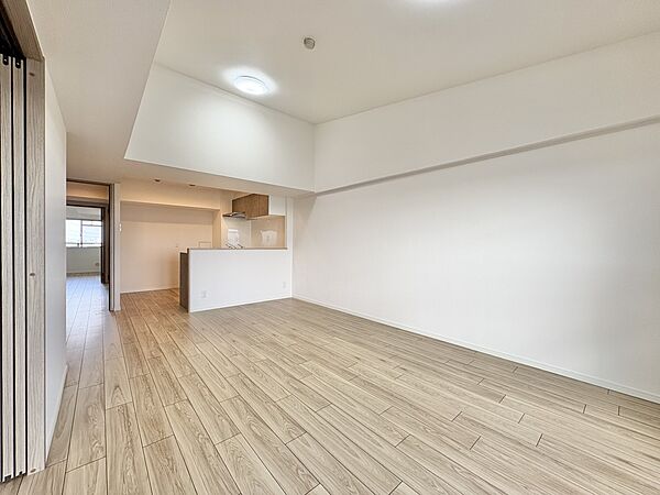 シンプルなデザインの家は風情がある。住む人のこだわりを感じる。外観も内装もいたってシンプル。居心地がよく、家事や趣味、子育てなどにも集中できる。家も人間も熟成するほどシンプルになっていくよう…