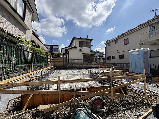 【外観】家族の温かさと陽光の暖かさ、楽しい毎日と明るい未来を予感させる「空間が織り成すひとつ先の住み心地」を演出します。※青空はイメージです。