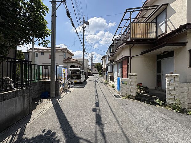 【前面道路】車の通行が少ないので、静かな住環境を維持することができます。※青空はイメージです。