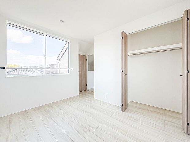 【寝室5.5帖】シンプルな内装はおしゃれのポイントです。シンプルは華美より飽きがこないからです。色や模様でおしゃれ感をだす。それがシンプルイズビューティーです。