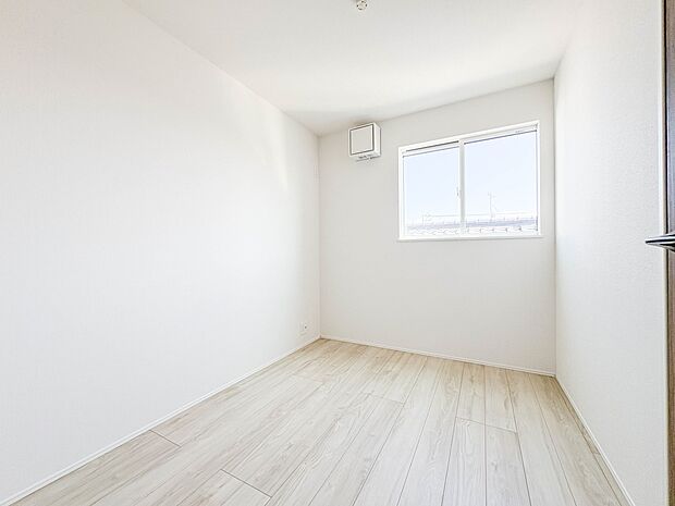 【子供部屋3.7帖】お子様のお部屋にぴったりなクロークを備えたフローリング仕様の洋室です。