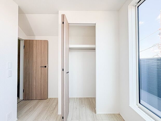 【5.2帖居室の収納】各部屋を最大限に広く使って頂ける様、全居住スペースに収納付。プライベートルームはゆったりと快適に。