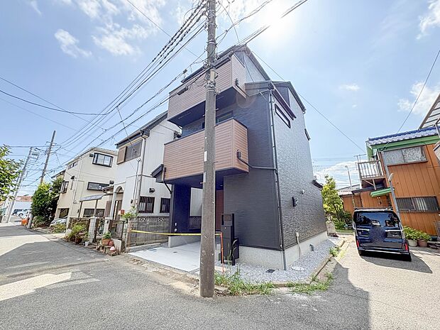【前面道路4m】家の前をまっすぐの通りが走っている。クルマは少なく、人々は毎朝、ウォーキング、ジョギング、犬の散歩など、フリーな朝時間を過ごしている。