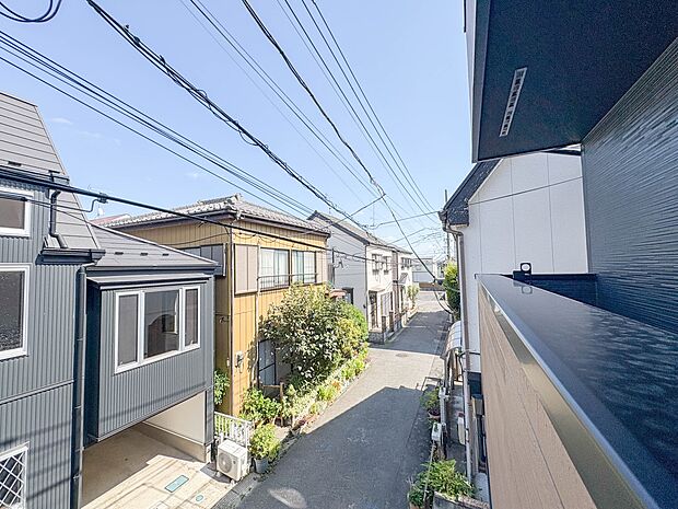 【眺望】朝の澄んだ空気や、夕方に吹く清々しい風を五感で感じられるバルコニー。