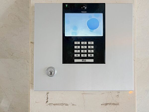 【オートロック】オートロックの最大のメリットは、訪問営業や勧誘を断りやすいこと。玄関前までセールスが来ないため、しつこくされ困ることがありません。住人と関係者しか入れない環境は安心感がありま…