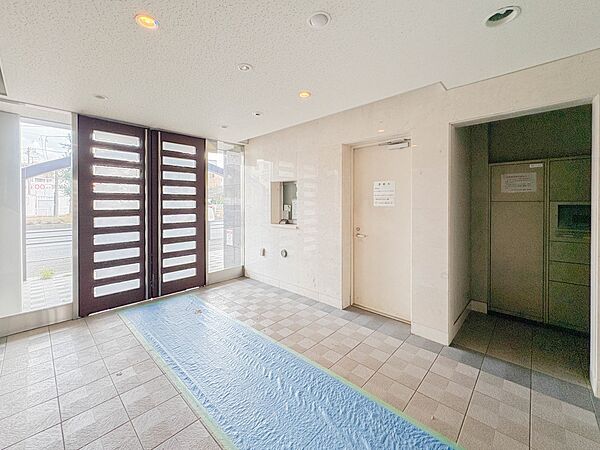 落ちついた外観にマッチしたエントランス。