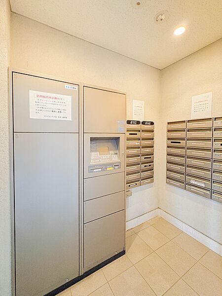 【宅配ボックス】好きな時間にいつでも荷物を受取れるため、到着時間を気にして自宅で待機したり、再配達の連絡をする手間がかかりません。共働きなど不在が多い方、ネット通販の利用が多い方に大変便利。…