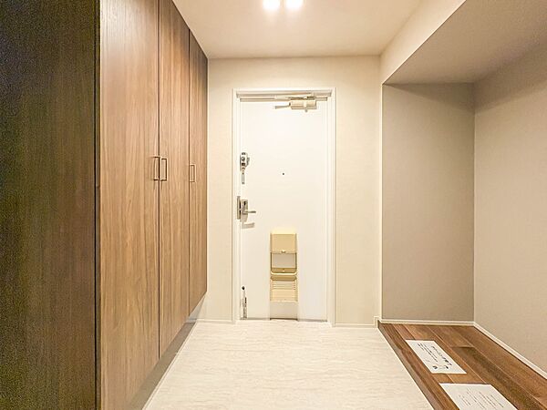 玄関はおうちの顔と言われます。玄関アプローチは、外観デザインの印象を左右します。ご家族の個性を出しながら、素敵な玄関でお客様をお迎えしてください。