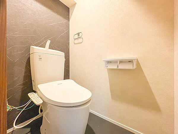 【Toilet-トイレ-】  いつも清潔なスペースであってほしいのが毎日使うトイレです。掃除がしやすいのはもちろん、落ち着けるスペースとして機能することも大切です。