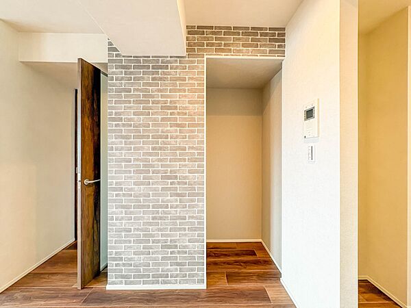 【収納】壁面クローゼットのメリットは、衣類が横一列に並ぶためひと目で洋服が選びやすいこと。衣類をたくさんお持ちの方も、限られたスペース内に無理なく収納することができます。