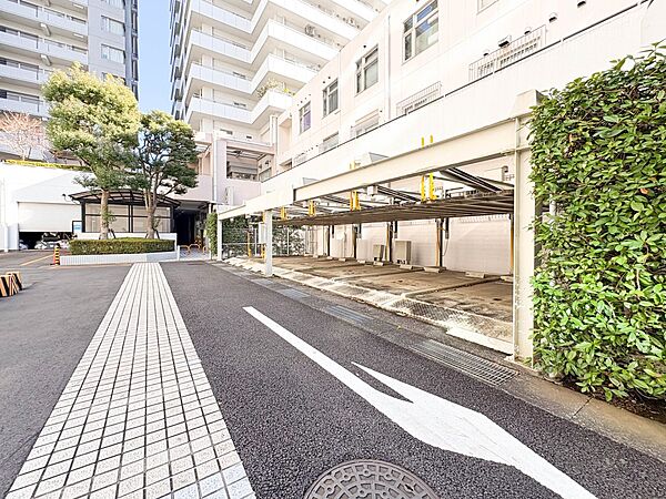 【駐車場】毎日の生活にマイカーが必須という方は、購入を検討する際、駐車場があることは大事な条件です。毎日の通勤や家族の送迎、買い物やお出かけなどクルマのある暮らしを満喫したい方は要チェック。…