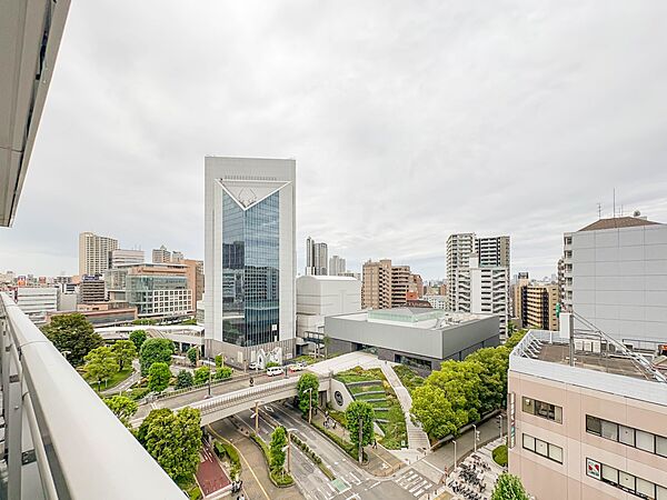 【眺望】その街並みは、さまざまな家の姿が、歩く人々を楽しませている。そう街並みは街の美しい風景なのだ。その風景が目をやさしく和ませてくれている。