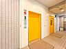 その他：【エレベーター】大型マンションでは、朝の混雑時にスムーズにエレベーターに乗れるかどうかは、貴重な時間を左右する大事なポイント。現地見学時にはぜひチェックしてみてください。