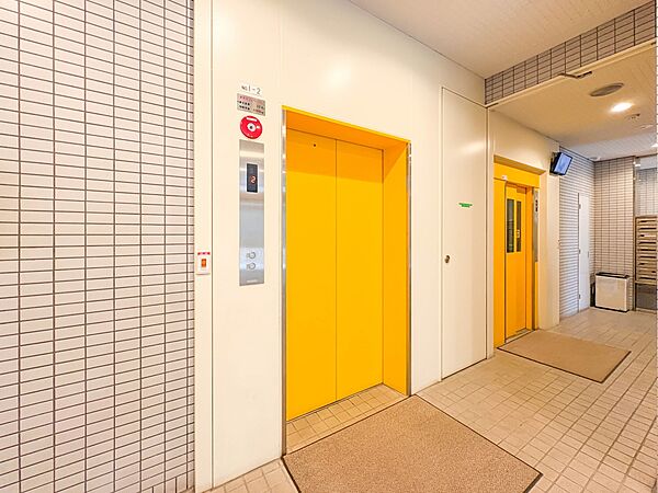 【エレベーター】大型マンションでは、朝の混雑時にスムーズにエレベーターに乗れるかどうかは、貴重な時間を左右する大事なポイント。現地見学時にはぜひチェックしてみてください。