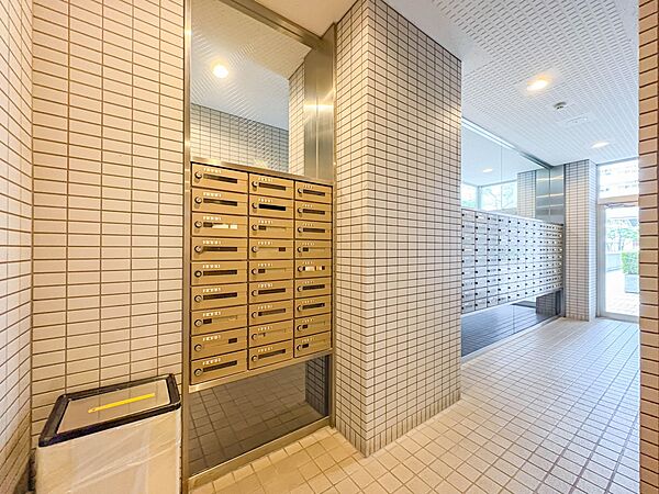 【郵便受け】エントランス横の郵便受け。