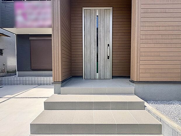 【玄関】玄関はおうちの顔と言われます。玄関アプローチは、外観デザインの印象を左右します。ご家族の個性を出しながら、素敵な玄関でお客様をお迎えしてください。