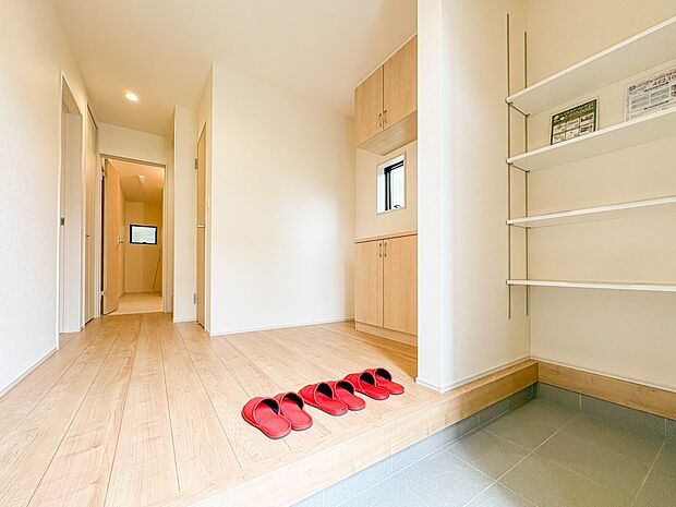 【玄関】玄関はおうちの顔と言われます。玄関アプローチは、外観デザインの印象を左右します。ご家族の個性を出しながら、素敵な玄関でお客様をお迎えしてください。