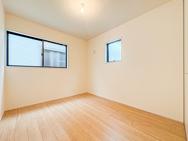 【子供部屋5.3帖】お子様のお部屋にぴったりなクロークを備えたフローリング仕様の洋室です。