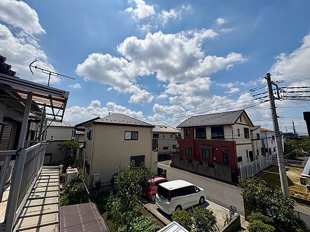 【眺望】朝の澄んだ空気や、夕方に吹く清々しい風を五感で感じられるバルコニー。