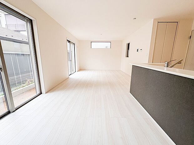 【リビング】うららかな陽射しがどのお部屋にも降り注ぎますように、快適さを追求した間取設計。得難い立地環境での生活を恵みの豊かな永住の地へと変えてくれます。