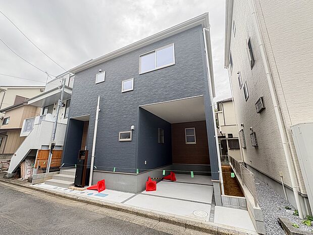 【前面道路】家の前をまっすぐの通りが走っている。クルマは少なく、人々は毎朝、ウォーキング、ジョギング、犬の散歩など、フリーな朝時間を過ごしている。