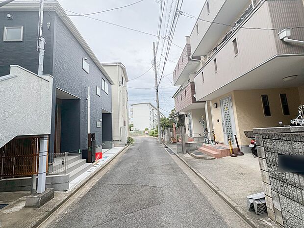 【外観】堂々たる趣ながら、主張し過ぎずどこか余裕を感じさせるシャープなフォルムで佇む邸宅は、晴天の空と照らし合わせる事で、本来あるべき完成形の姿を見せてくれます。