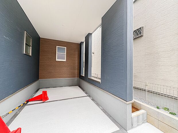 【駐車場】毎日の生活にマイカーが必須という方は、購入を検討する際、駐車場があることは大事な条件です。毎日の通勤や家族の送迎、買い物やお出かけなどクルマのある暮らしを満喫したい方は要チェック。…