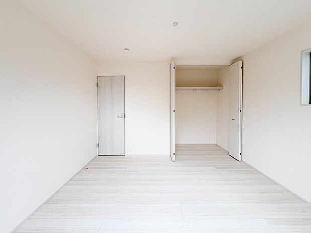 【洋室】柔らかな陽光とフローリングの色味が調和した快適な空間。