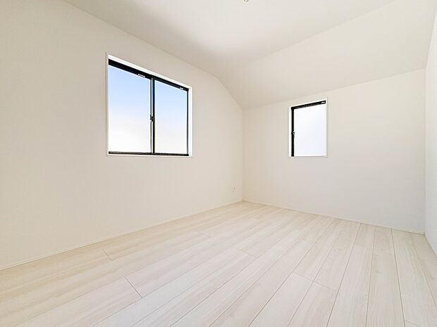 【子供部屋】お子様のお部屋にぴったりなクロークを備えたフローリング仕様の洋室です。