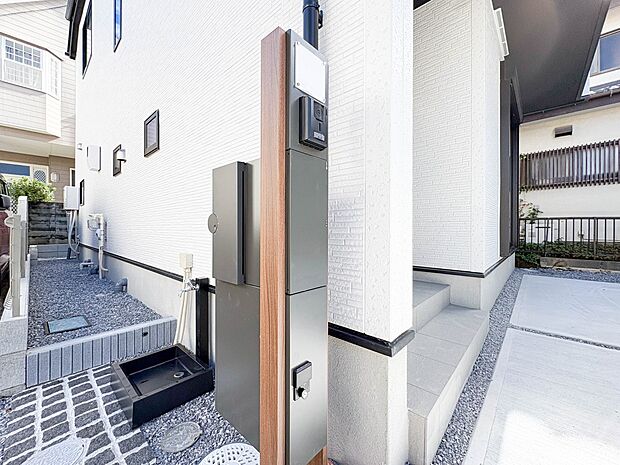 【郵便受け】シンプルかつシャープな郵便ポスト。