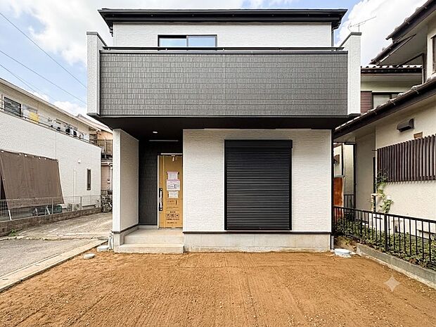 【外観】堂々たる趣ながら、主張し過ぎずどこか余裕を感じさせるシャープなフォルムで佇む邸宅は、晴天の空と照らし合わせる事で、本来あるべき完成形の姿を見せてくれます。