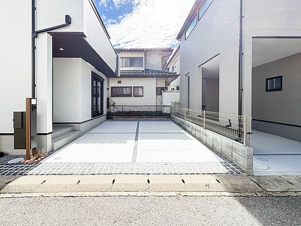 【駐車場】毎日の生活にマイカーが必須という方は、購入を検討する際、駐車場があることは大事な条件です。毎日の通勤や家族の送迎、買い物やお出かけなどクルマのある暮らしを満喫したい方は要チェック。…