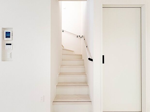 【手すり付階段】手すりがないと階段の昇り降りで危険なことはもちろん、壁に手をつきながら歩くことで壁紙が汚れやすくなります。すべての方に快適に昇り降りしていただくため、手すりを設置しました。