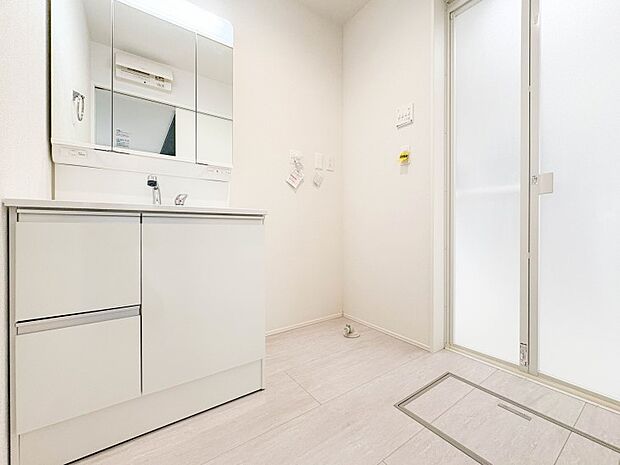 毎日使う洗濯機。しっかりと奥行きのある置き場が確保されています。