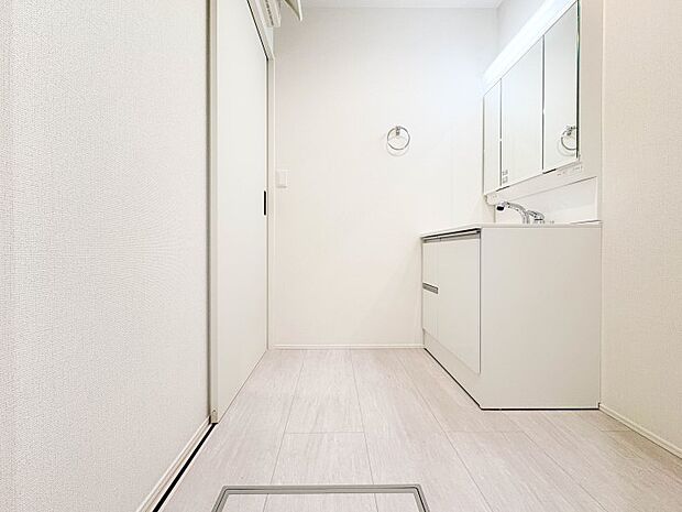脱衣所、洗面所は小さなプライベートスペース。歯磨き、洗顔と毎日施す個人空間。換気も設置して、熱気などを開放して、爽やかなスペースになるように設計されています。