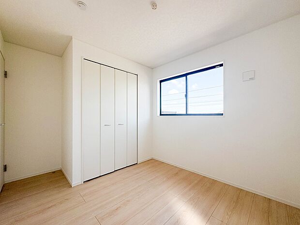 【子供部屋5帖】お子様のお部屋にぴったりなクロークを備えたフローリング仕様の洋室です。