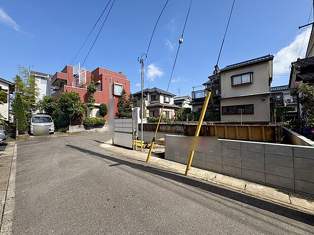 【前面道路】車の通行が少ないので、静かな住環境を維持することができます。